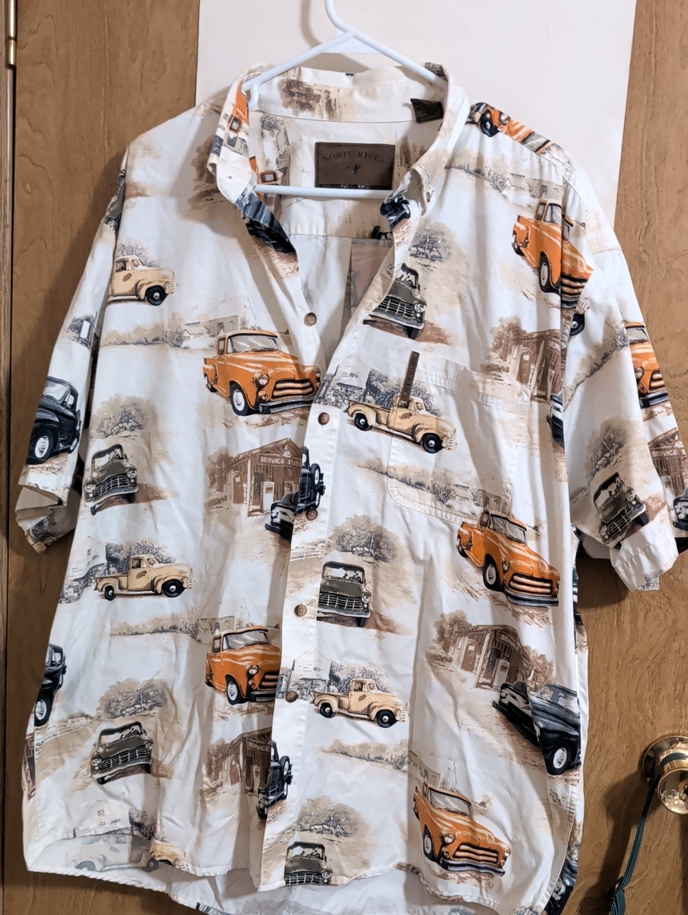 Casual Short-Sleeve Button-Down Shirt with Vintage Truck Print - Cream /Orange